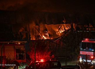 Το ένα τέταρτο του εργοστασίου κατέστρεψε η μεγάλη πυρκαγιά στον Καράτζη 