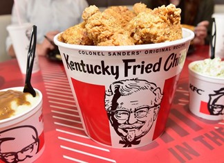 KFC: Aπέσυραν σλόγκαν 64 ετών λόγω Covid