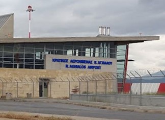 Σωρός σκουπιδιών έξω από το αεροδρόμιο Νέας Αγχιάλου