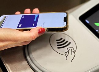 Oι ανέπαφες πληρωμές καταργούν ταμεία και ουρές στα καταστήματα