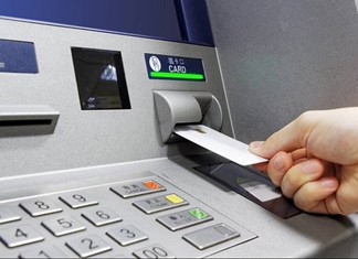 Για να μεταφέρεις 100 ευρώ πληρώνεις άλλα 4