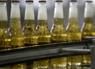 Οι δασμοί στο αλουμίνιο βάζουν ξανά τη μπύρα σε μπουκάλι