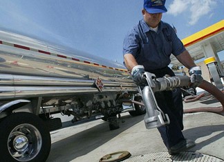 Σε μέγγενη η αγορά πετρελαιοειδών