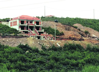 Οι πλημμύρες παγώνουν την εκτός σχεδίου δόμηση