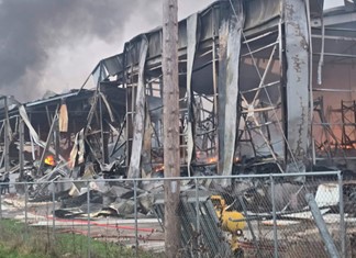 Καταστροφική πυρκαγιά στο εργοστάσιο της Βιολάντα στα Τρίκαλα