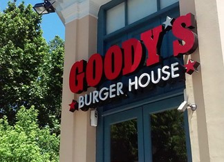 H Goody's βάζει πιλοτικά σερβιτόρους