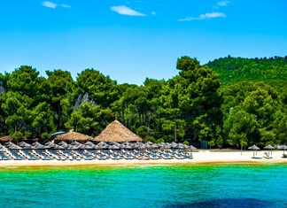 ΤτΕ: Αυξήθηκαν 12,8% οι τουρίστες την περασμένη χρονιά