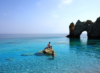 Έφτασαν στη Σκιάθο οι πρώτοι Βρετανοί τουρίστες (βίντεο)