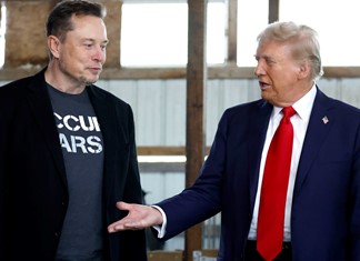 Τεράστιες ζημιές για την Tesla λόγω της κόντρας Μάσκ - Τράμπ
