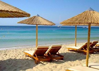  Συλλήψεις για ξαπλώστρες στα παράλια της Αγιάς