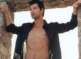 Ο Σάκης με ...τσαπί και γαλότσες