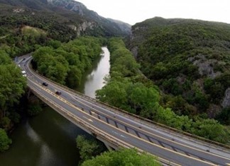 Τέμπη: Ο φόβος της τουριστικής καθίζησης μετέθεσε τη συντήρηση της γέφυρας