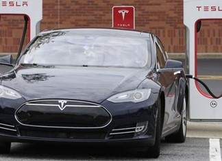 Μονάδα R&D θέλει στην Ελλάδα η Tesla