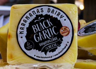Kασέρι με μαύρο σκόρδο από τυροκομείο στο Πήλιο