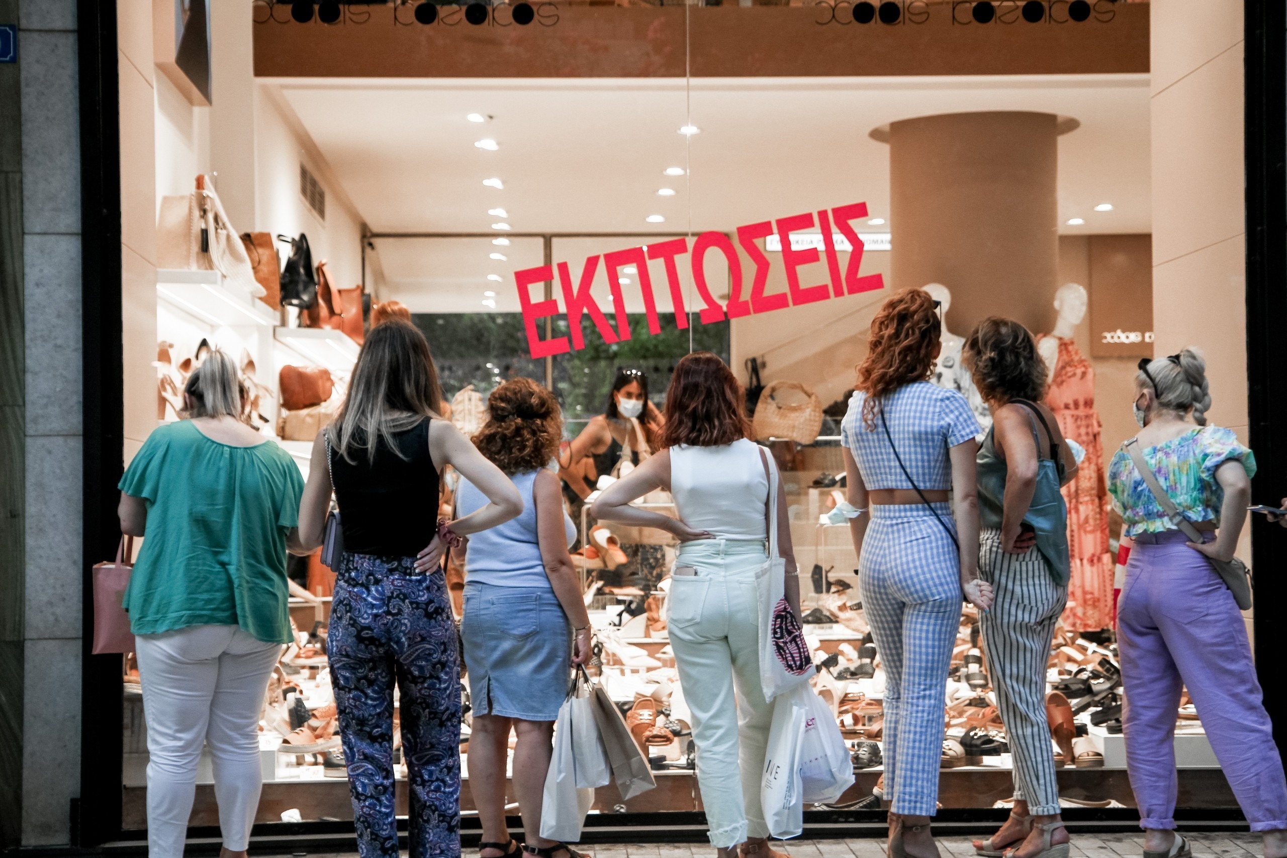 Ο πληθωρισμός πιέζει νοικοκυριά και επιχειρήσεις 