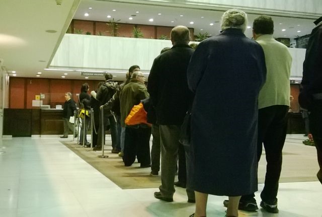 Με έλεγχο η ροή πελατών στις τράπεζες από σήμερα Δευτέρα