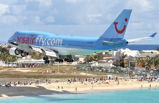 Ο πόλεμος πάγωσε τις κρατήσεις και στην Ελλάδα