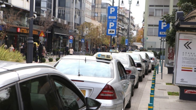 Λάρισα: Μεροκάματο της πείνας για τους ταξιτζήδες