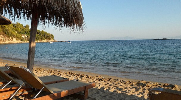 Σποράδες: Οι τουρίστες έφτασαν, τα ομπρελοκαθίσματα άργησαν