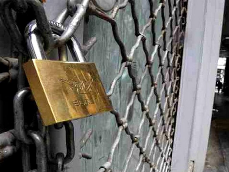 Μία στις τέσσερις επιχειρήσεις «βλέπει» λουκέτο