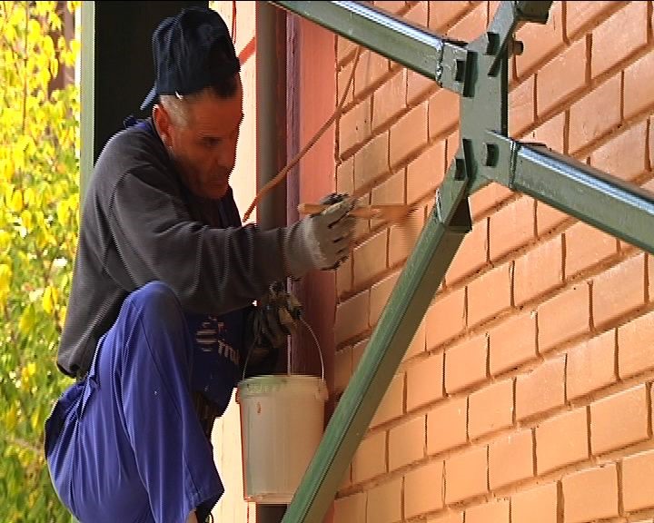 Η Melissa Κίκιζας έβαψε δύο σχολικά συγκροτήματα στη Λάρισα