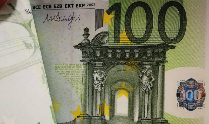 Έρχονται νέα χαρτονομίσματα των 100 και 200 ευρώ