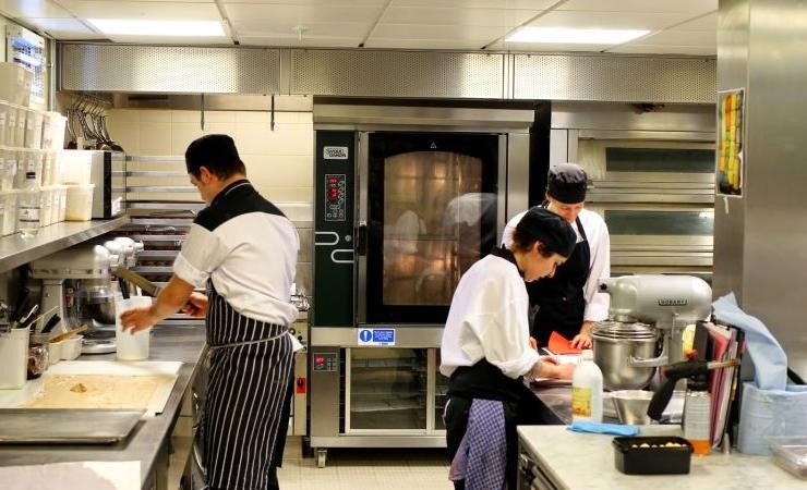 Ειδικούς για εργασία στην Εστίαση και στα Ξενοδοχειακά αναζητά ο όμιλος "Δήμητρα"