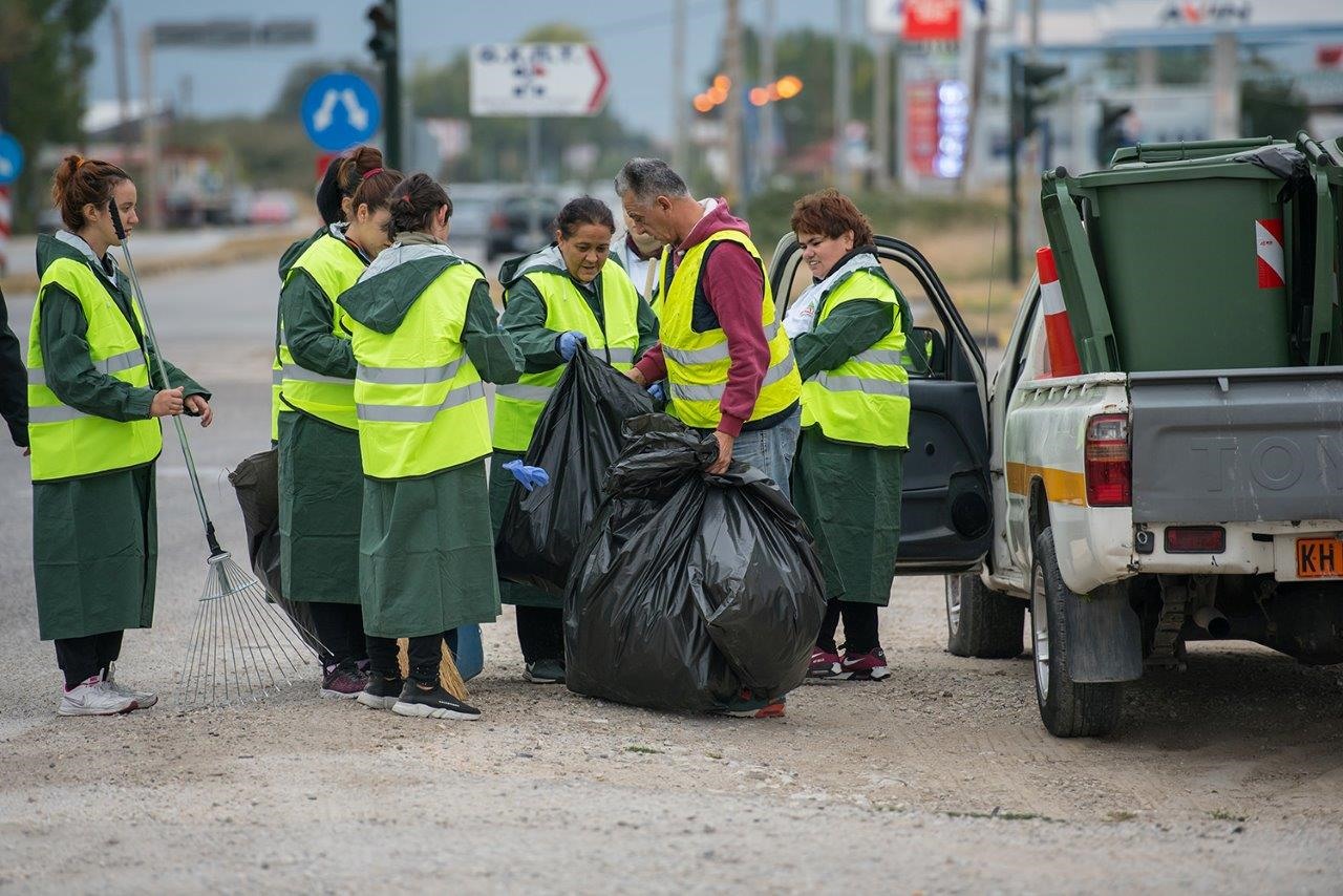 Η ΤΥΡΑΣ καθάρισε τις εισόδους των Τρικάλων 
