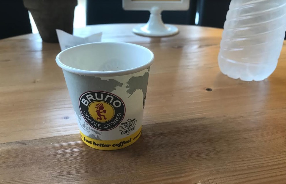 Εσπρέσο και χάρτινο φλιτζάνι