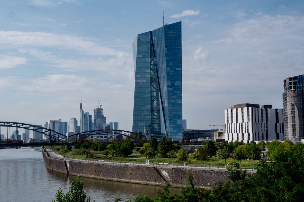 Νέα μείωση των επιτοκίων βλέπει ο διοικητής της Τράπεζας της Ελλάδος