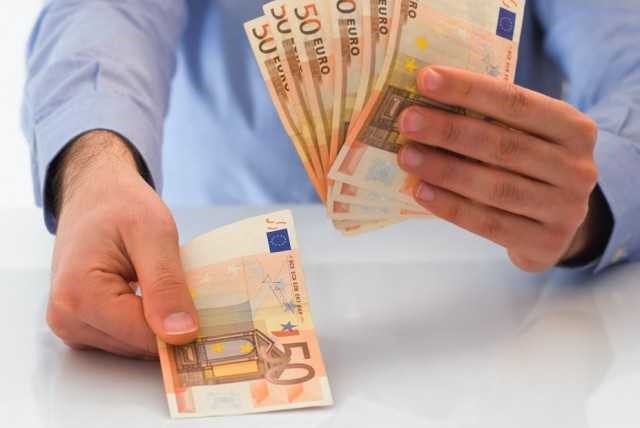 Αυξήσεις μισθών σε μια "πεθαμένη" αγορά