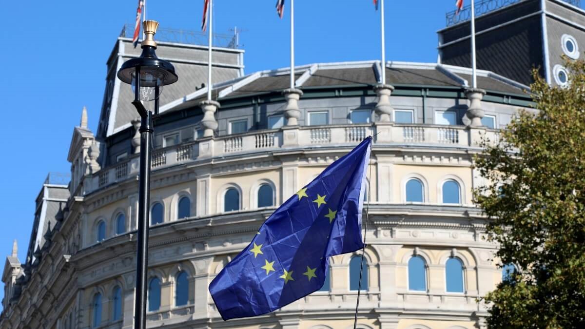 Με αύξηση του δημόσιου χρέους απειλεί η Eurostat