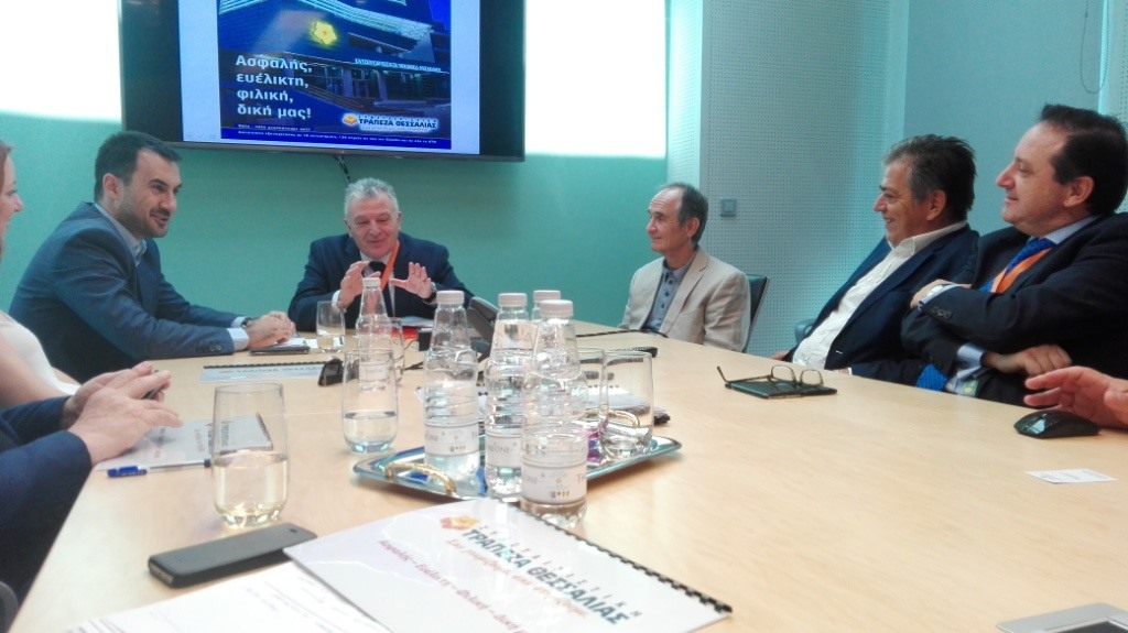 Επίσκεψη Χαρίτση στα γραφεία διοίκησης της Τράπεζας Θεσσαλίας