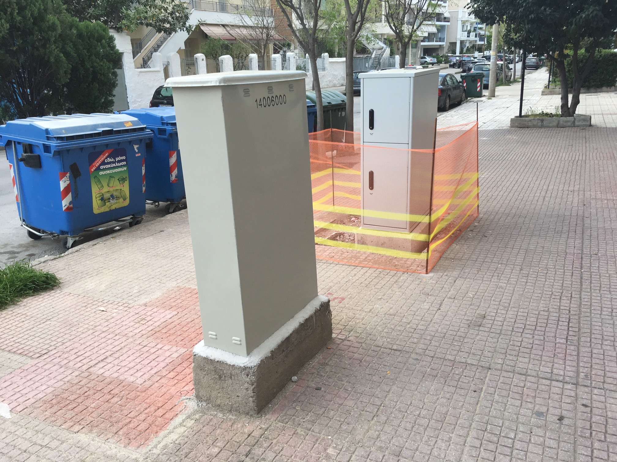 Λάρισα: Τι απαντά η Wind για τις καμπίνες στα πεζοδρόμια της πόλης