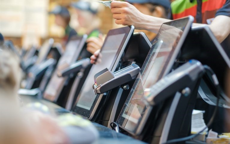 Ξεκινούν οι πρώτες διασυνδέσεις των ταμειακών με POS