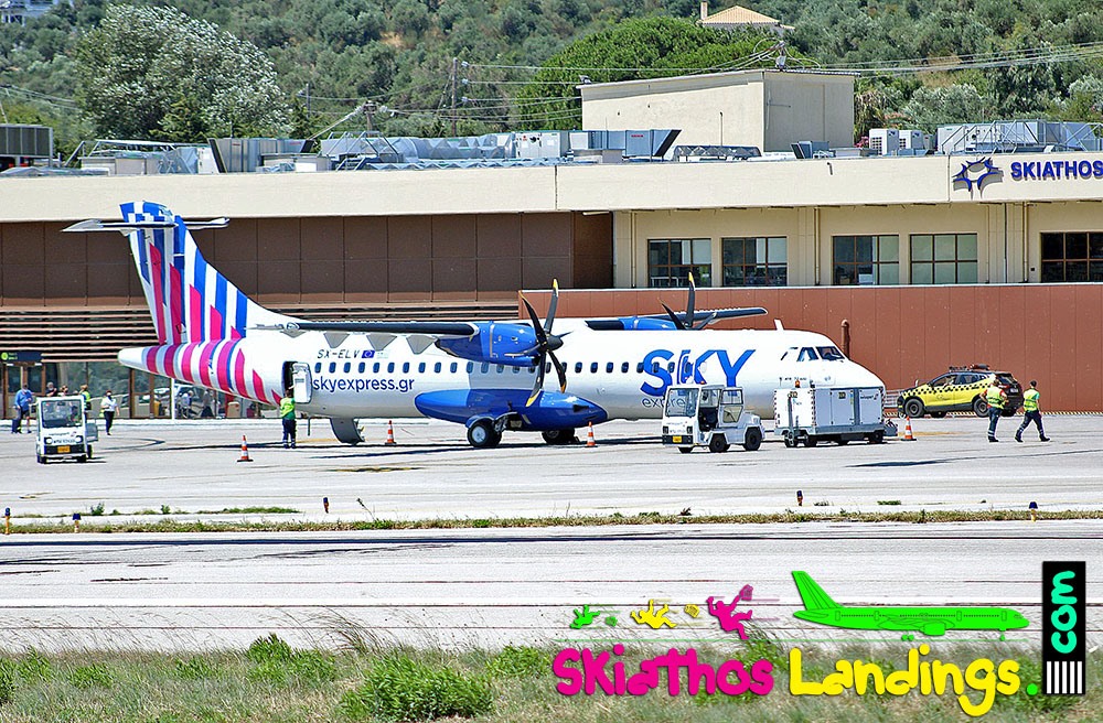 Περιμένοντας στη Σκιάθο το αεροπλάνο της Sky express για Αθήνα