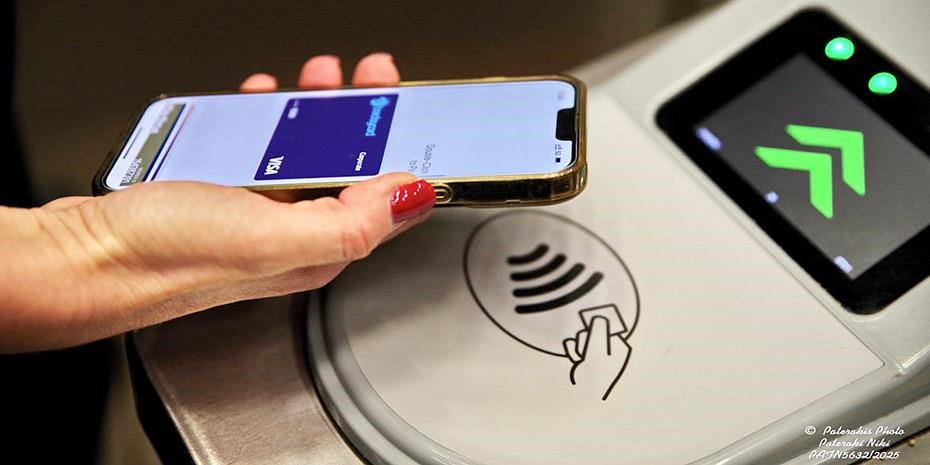 Oι ανέπαφες πληρωμές καταργούν ταμεία και ουρές στα καταστήματα