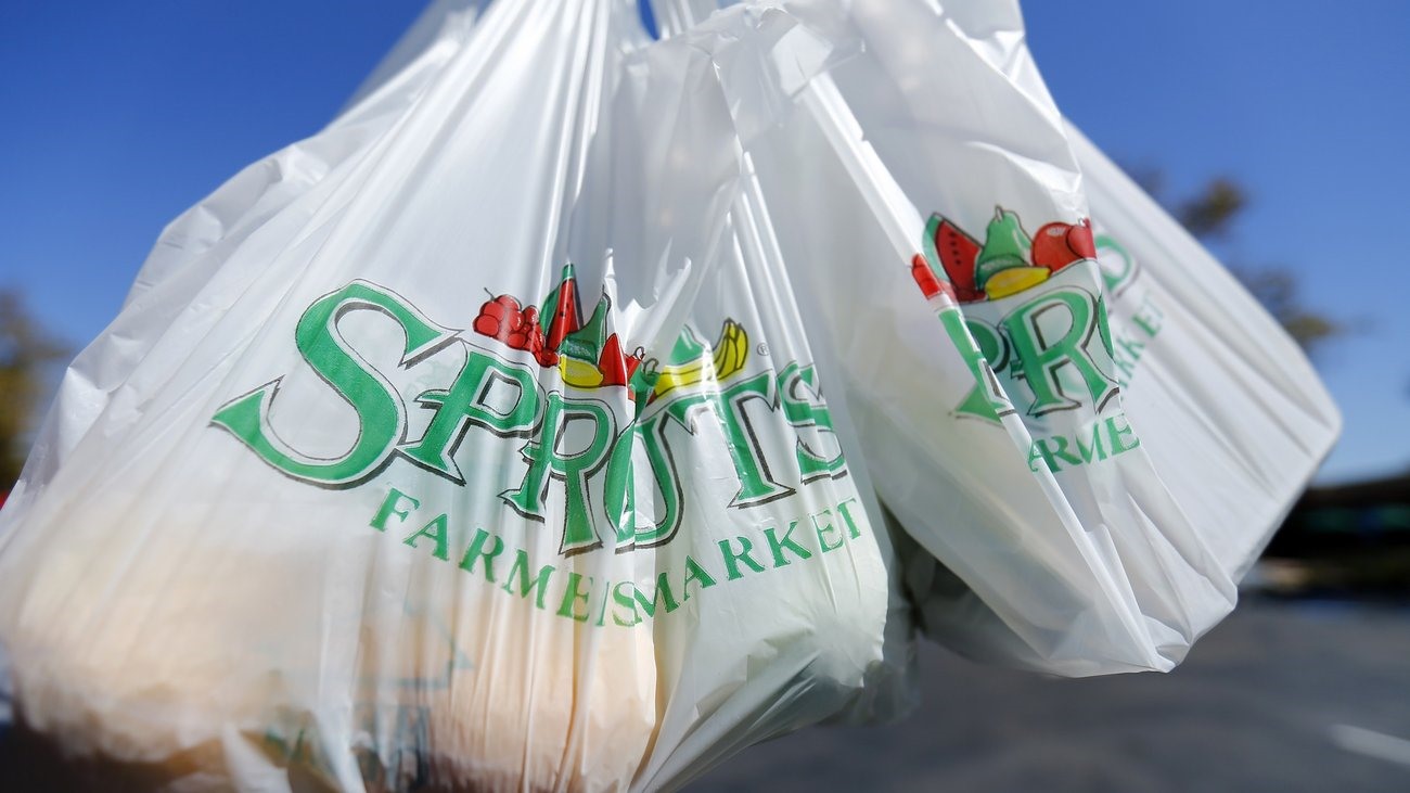 Τέσσερα σούπερ μάρκετ στο ίδιο τραπέζι για την πλαστική σακούλα