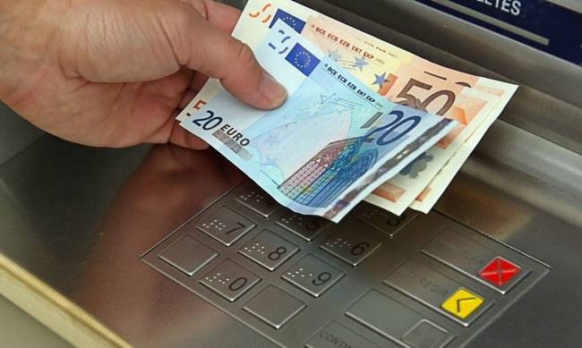 Έφυγαν 2,5 δις σε 45 από τις τράπεζες