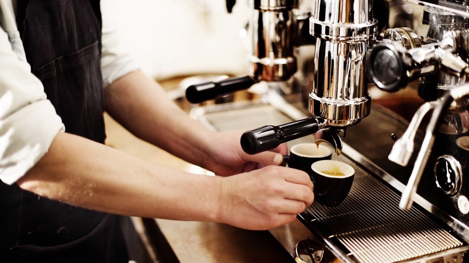 Καφές, χυμοί, αναψυκτικά, έμειναν στο 24% ΦΠΑ