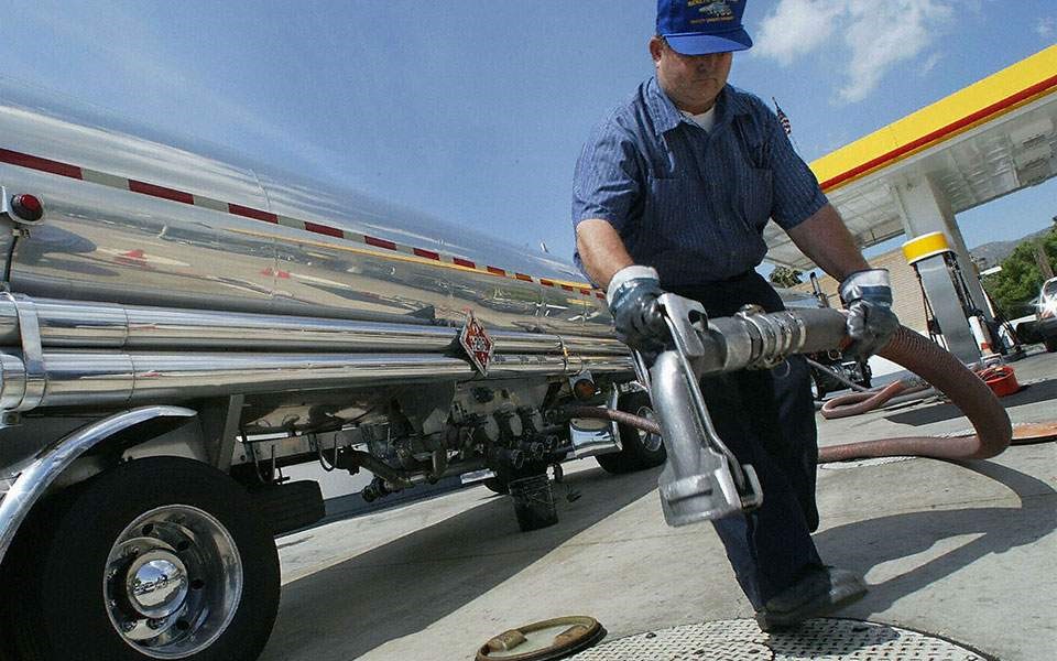 Σε μέγγενη η αγορά πετρελαιοειδών