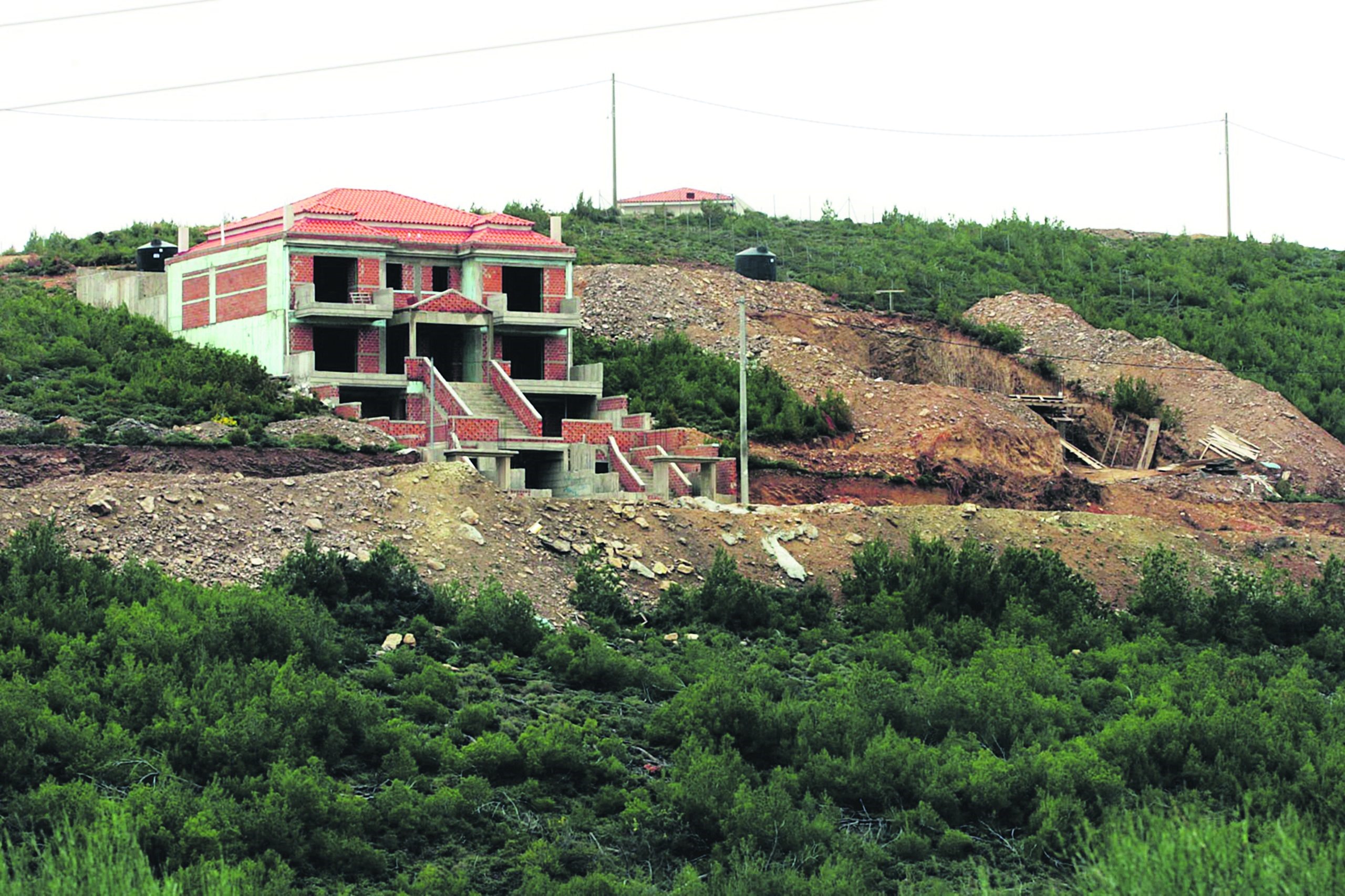 Οι πλημμύρες παγώνουν την εκτός σχεδίου δόμηση