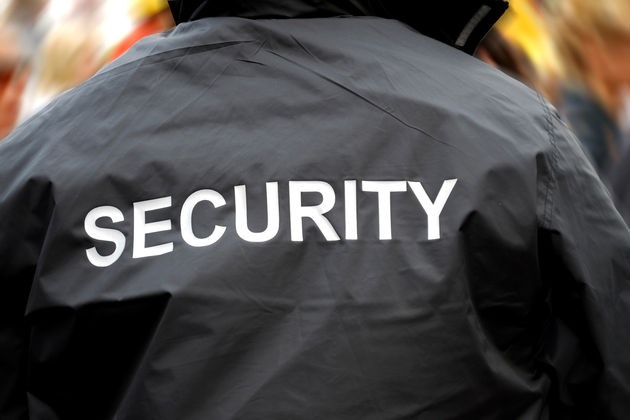 Σεκιουριτάς “κλέβει” τους εργαζομένους του στη Λάρισα