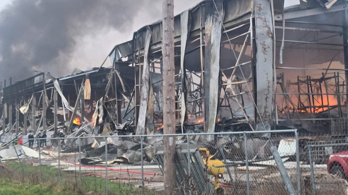 Καταστροφική πυρκαγιά στο εργοστάσιο της Βιολάντα στα Τρίκαλα