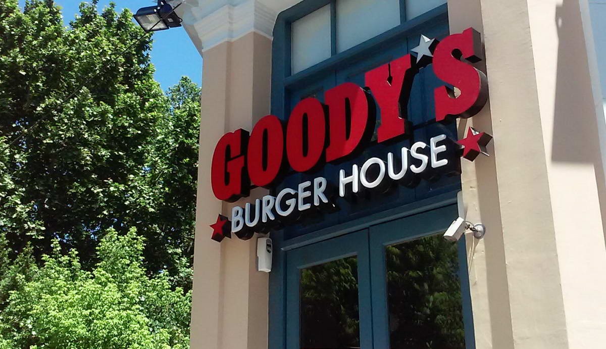 H Goody's βάζει πιλοτικά σερβιτόρους