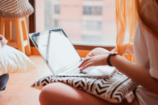 Οι millennials στην Ελλάδα σερφάρουν 2 ώρες περισσότερο λόγω Covid-19