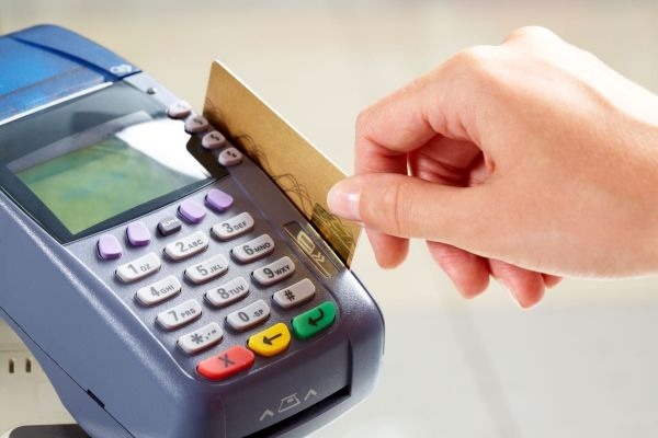 Μέχρι την Πέμπτη η προμήθεια POS. Σε ποιους είναι υποχρεωτικό