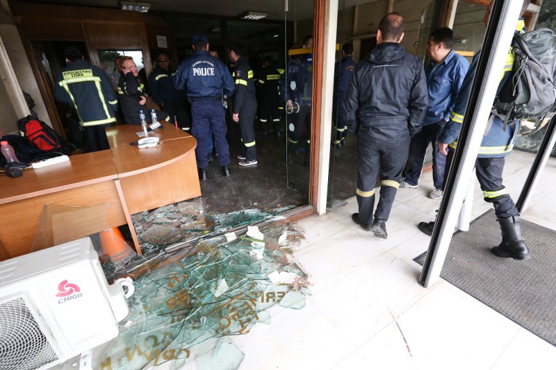 Οι πυροσβέστες τα έσπασαν και τακτοποιούνται