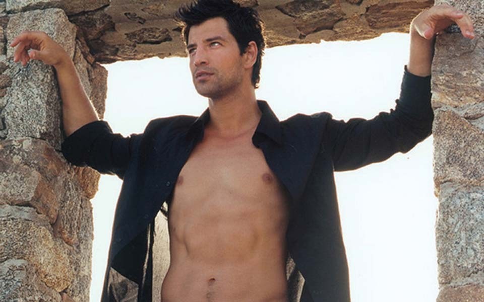 Ο Σάκης με ...τσαπί και γαλότσες