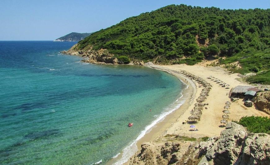 Η Σκιάθος με τις 72 παραλίες περιμένει τα πρώτα τσάρτερ στις 2 Μαΐου